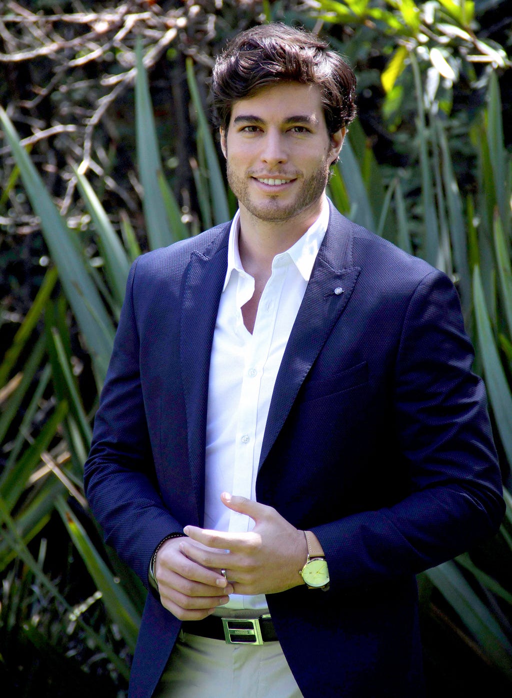 Clothing, Dress shirt, Collar, Green, Sleeve, Human body, Coat, Shirt, Outerwear, Watch, 