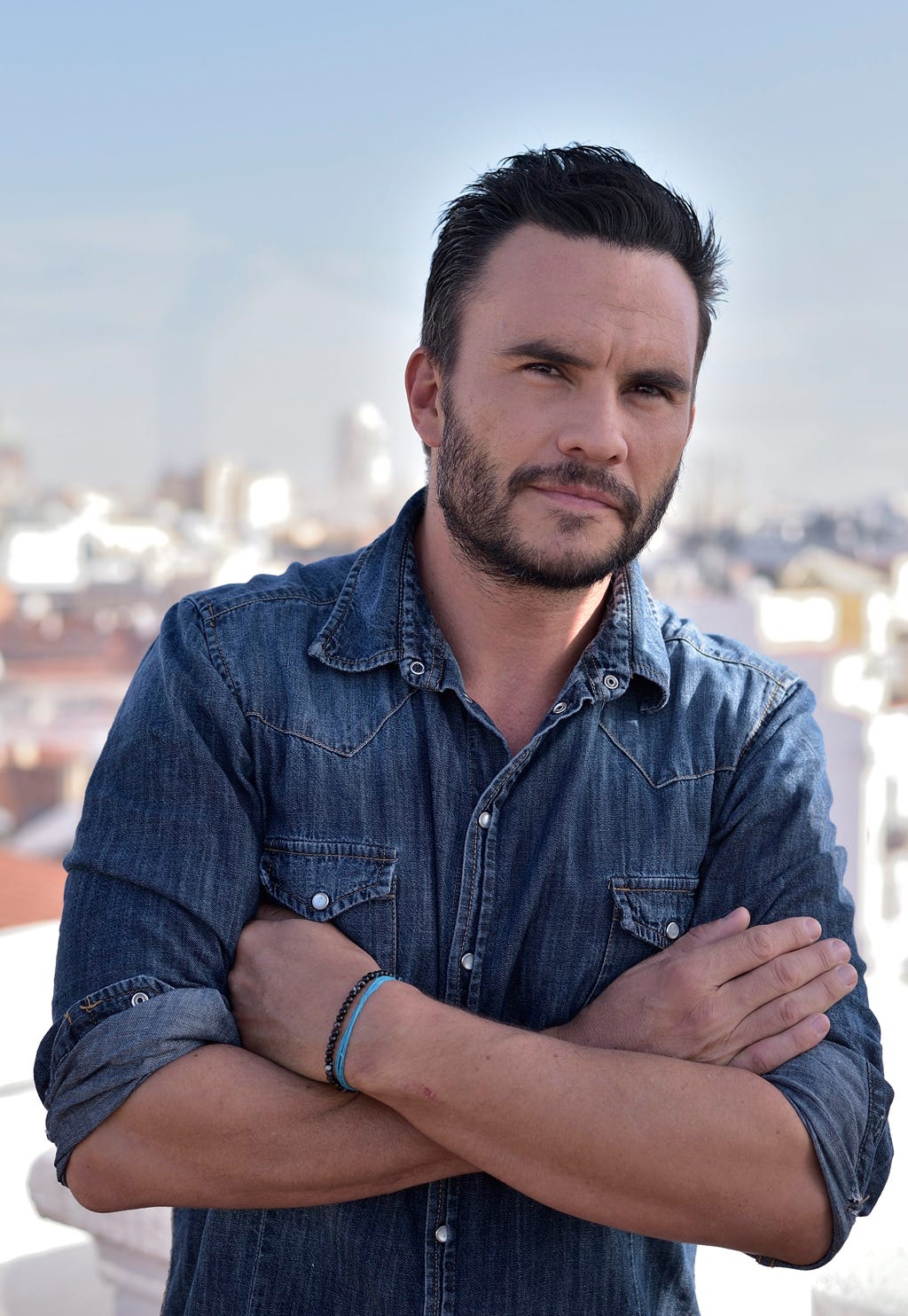 Blue, Dress shirt, Facial hair, Collar, Shirt, Denim, Textile, Wrist, Hand, Elbow, 