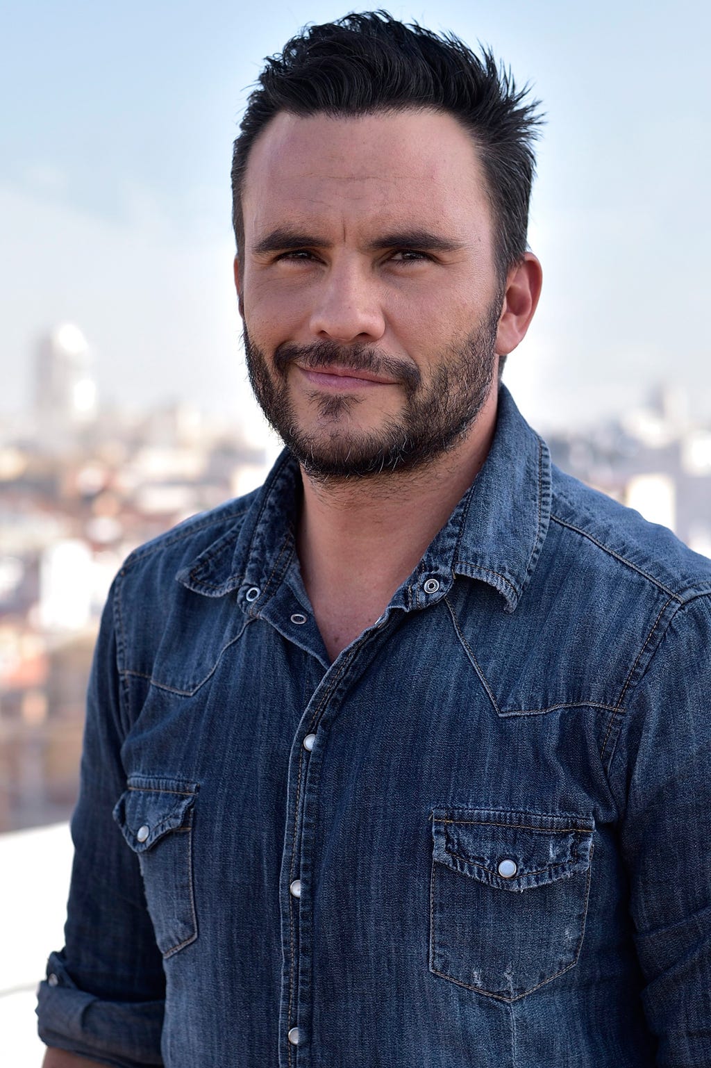 Clothing, Hairstyle, Dress shirt, Sleeve, Denim, Collar, Forehead, Facial hair, Textile, Shirt, 