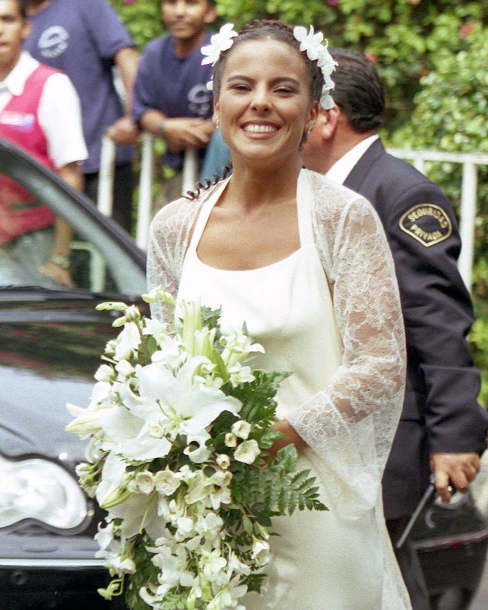 Petal, Bridal clothing, Bouquet, Photograph, Outerwear, Flower, Dress, Happy, Coat, Formal wear, 