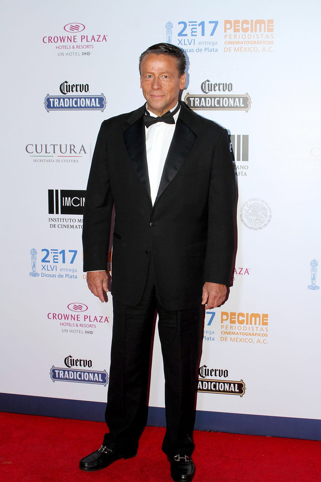 Suit, Red carpet, Carpet, Clothing, Formal wear, Tuxedo, Premiere, White-collar worker, Event, Flooring, 