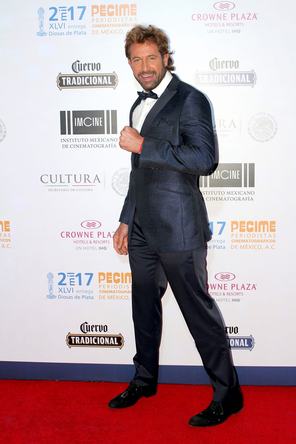 Carpet, Red carpet, Suit, Premiere, Event, Formal wear, White-collar worker, Flooring, Tuxedo, 