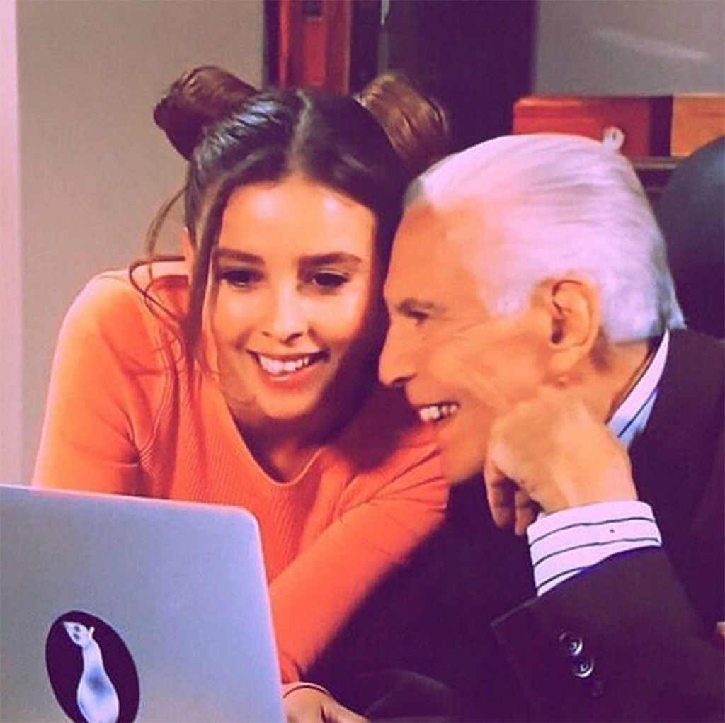 Ear, Product, Hairstyle, Electronic device, Technology, Happy, Laptop part, Gadget, Facial expression, Laptop, 