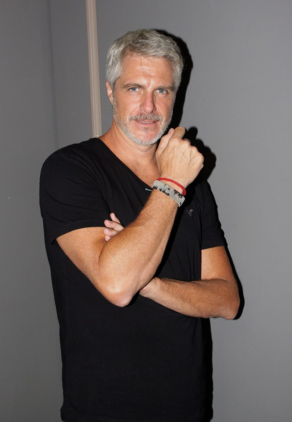 Arm, Shoulder, Chin, Joint, Elbow, Neck, Muscle, T-shirt, Wrist, 