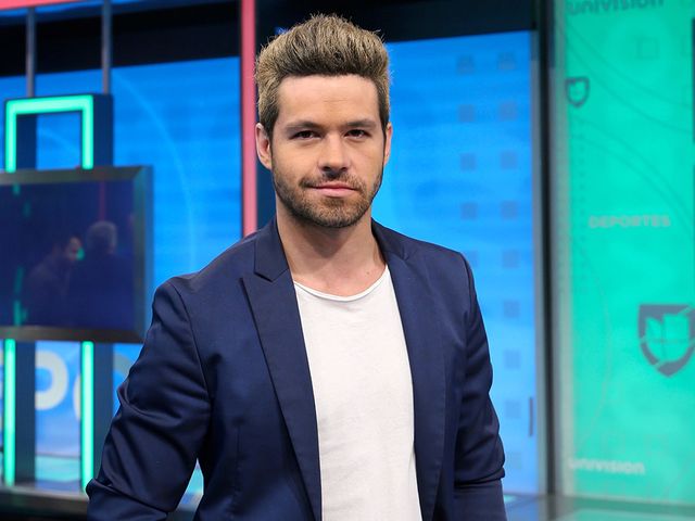 Television presenter, Forehead, Newscaster, Chin, White-collar worker, Facial hair, Technology, Electronic device, Media, Jaw, 