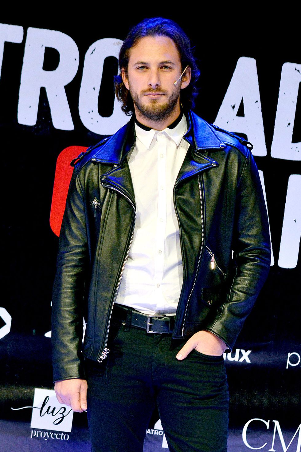 Jacket, Performance, Facial hair, Leather, Textile, Leather jacket, Event, Beard, Music artist, Style, 
