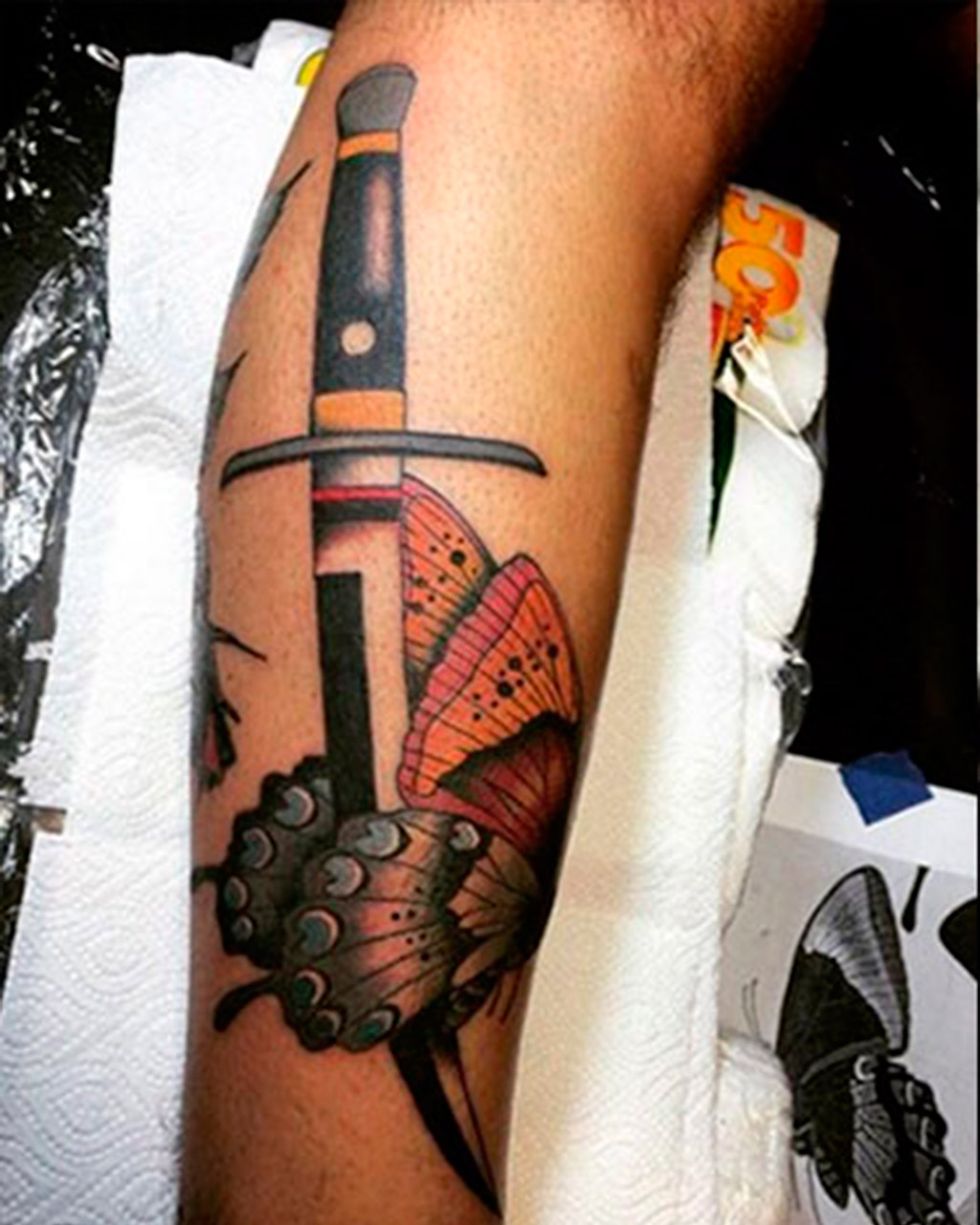 Tattoo, Arm, Temporary tattoo, Human body, Leg, Finger, Feather, Hand, Muscle, Flesh, 