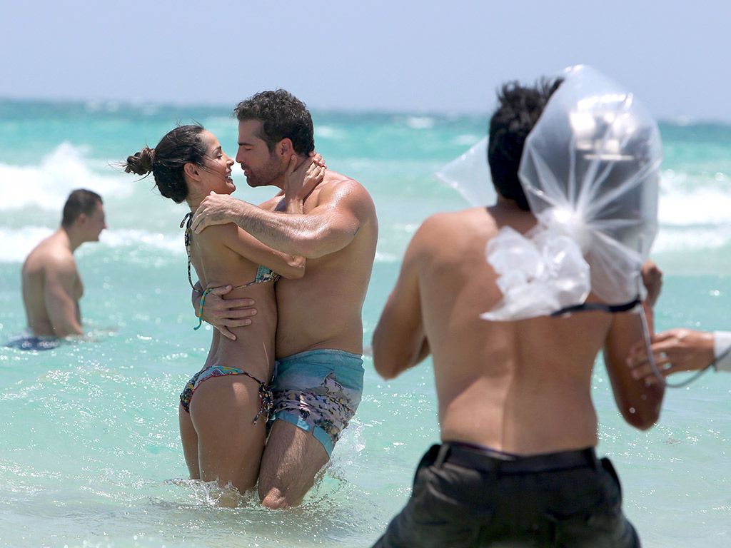 Roberto Manrique y Carmen Villalobos disfrutan en la playa