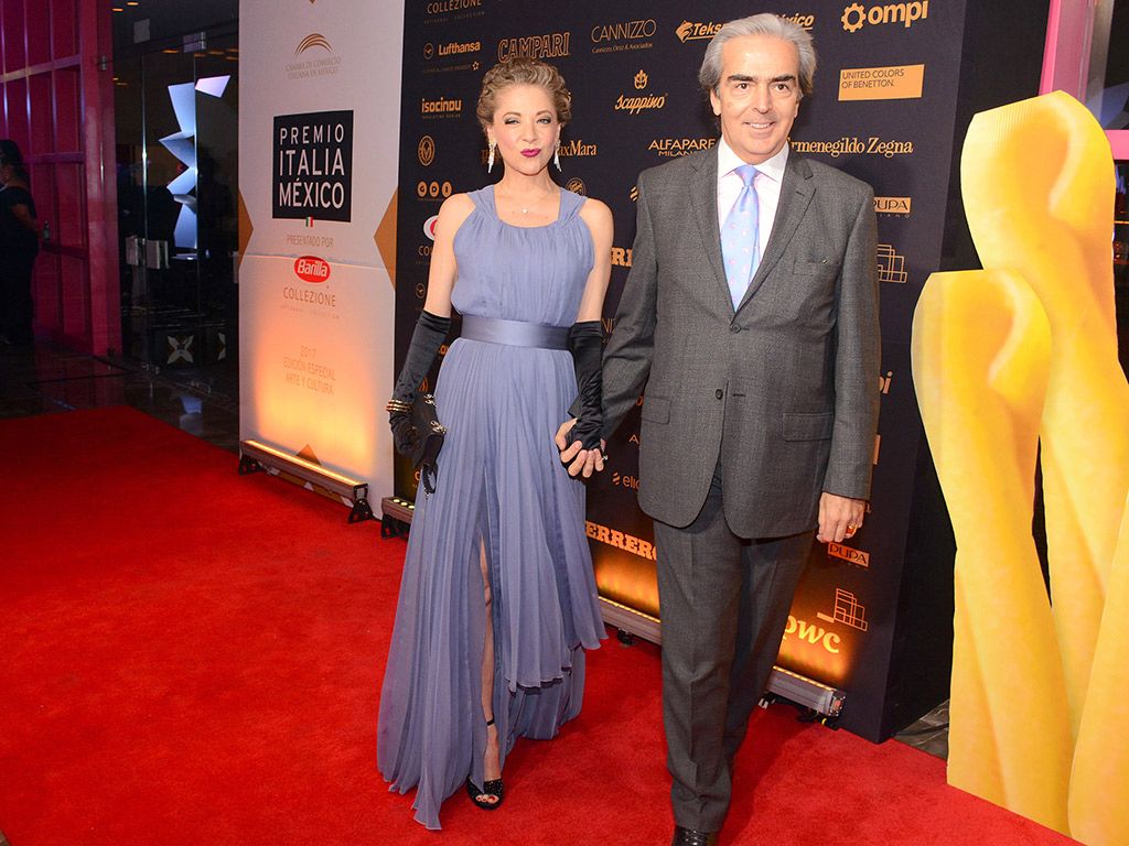 Red carpet, Carpet, Premiere, Flooring, Dress, Fashion, Event, Suit, Haute couture, Formal wear, 