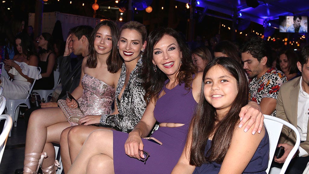 Laura Flores, Sabrina Seara, Gala Montes y Jorge Luis Moreno en 'La familia perfecta' Laura Flores, Sabrina Seara, Gala Montes y Jorge Luis Moreno en 'La familia perfecta'