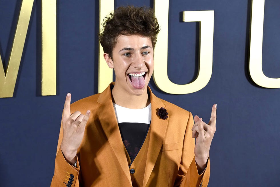 Facial expression, Yellow, Smile, Talent show, Gesture, Performance, Suit, Comedy, Style, 
