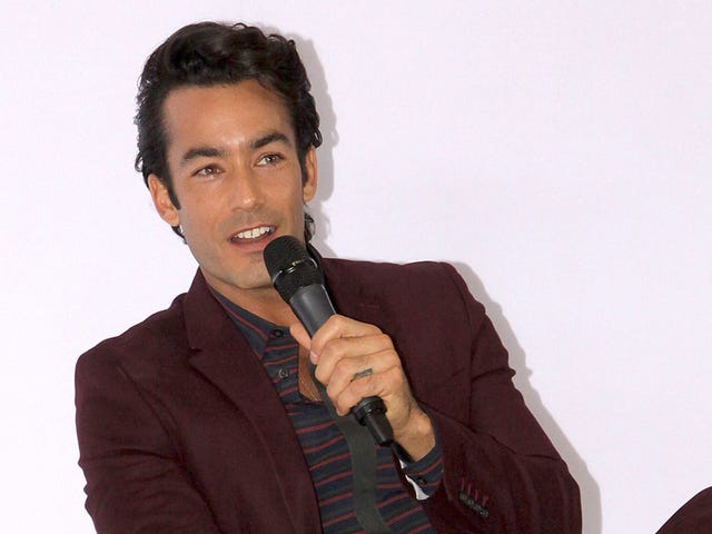 Microphone, Audio equipment, Singer, Singing, Technology, Music artist, Microphone stand, Electronic device, Orator, Spokesperson, 