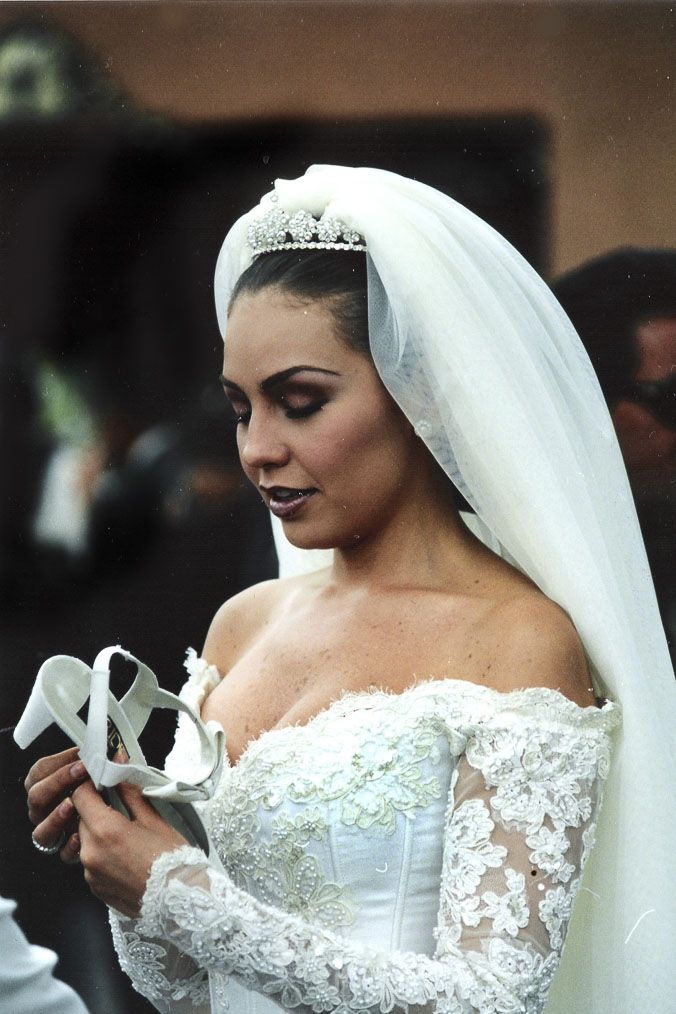 Bride, Wedding dress, Veil, Headpiece, Bridal accessory, Hair accessory, Bridal veil, Dress, Bridal clothing, Skin, 