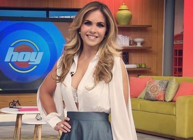 Beauty, Television presenter, Yellow, Fashion, Blond, Shoulder, Long hair, Smile, Newscaster, Footwear, 