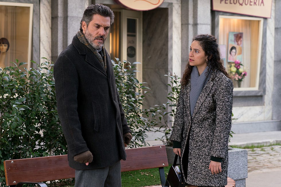 Coat, Outerwear, Street fashion, Blazer, Jacket, Light fixture, Bag, Beard, Waist, Outdoor bench, 