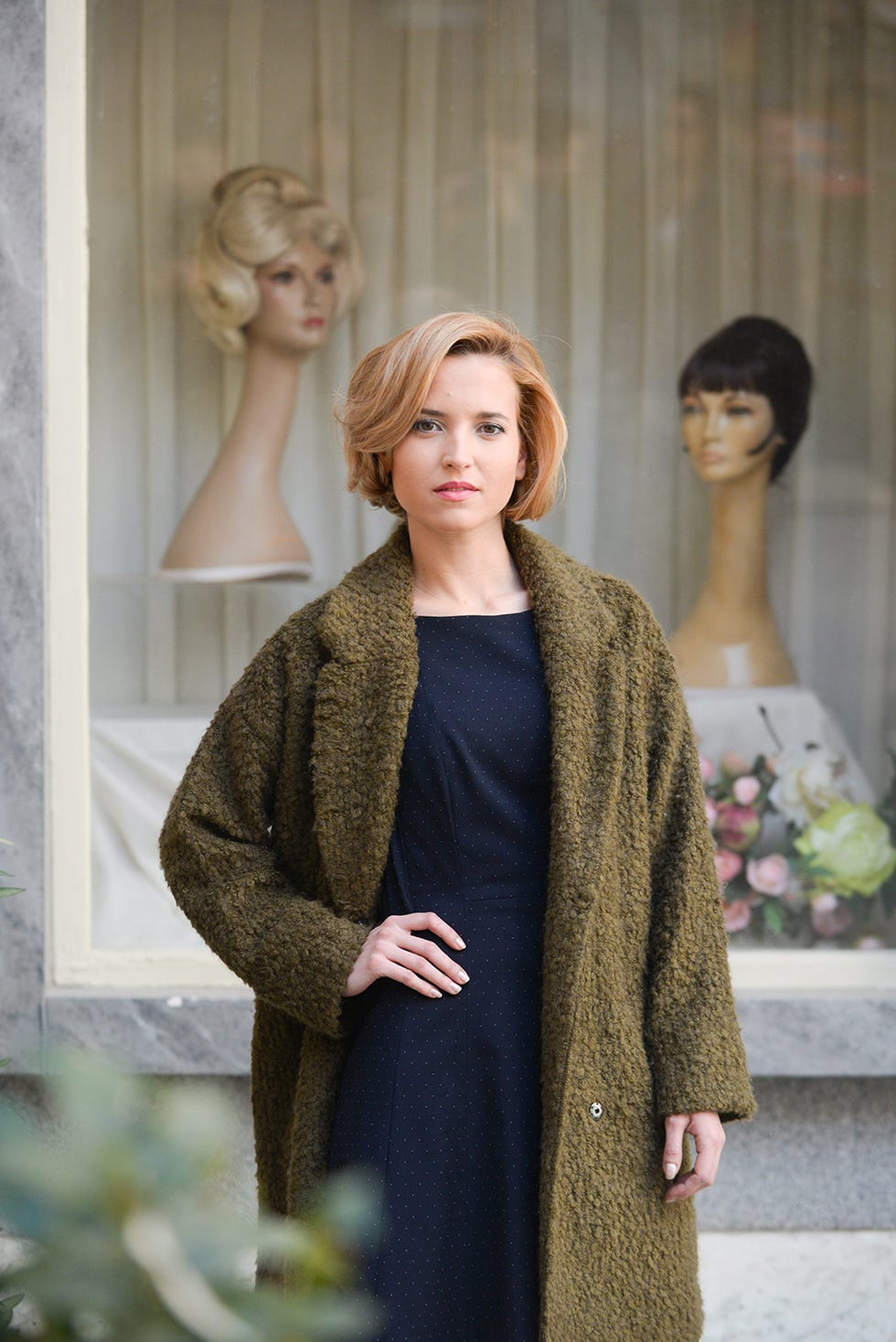 Hairstyle, Shoulder, Outerwear, Fashion, Dress, Blond, Mannequin, Fashion model, One-piece garment, Wig, 