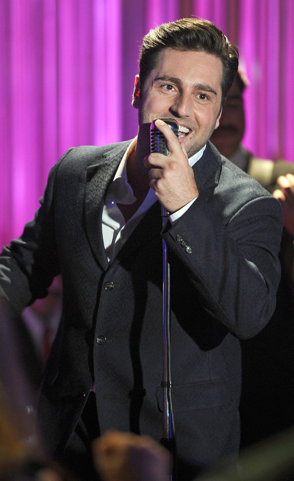 Audio equipment, Microphone, Music, Electronic device, Entertainment, Music artist, Performing arts, Technology, Artist, Singing, 