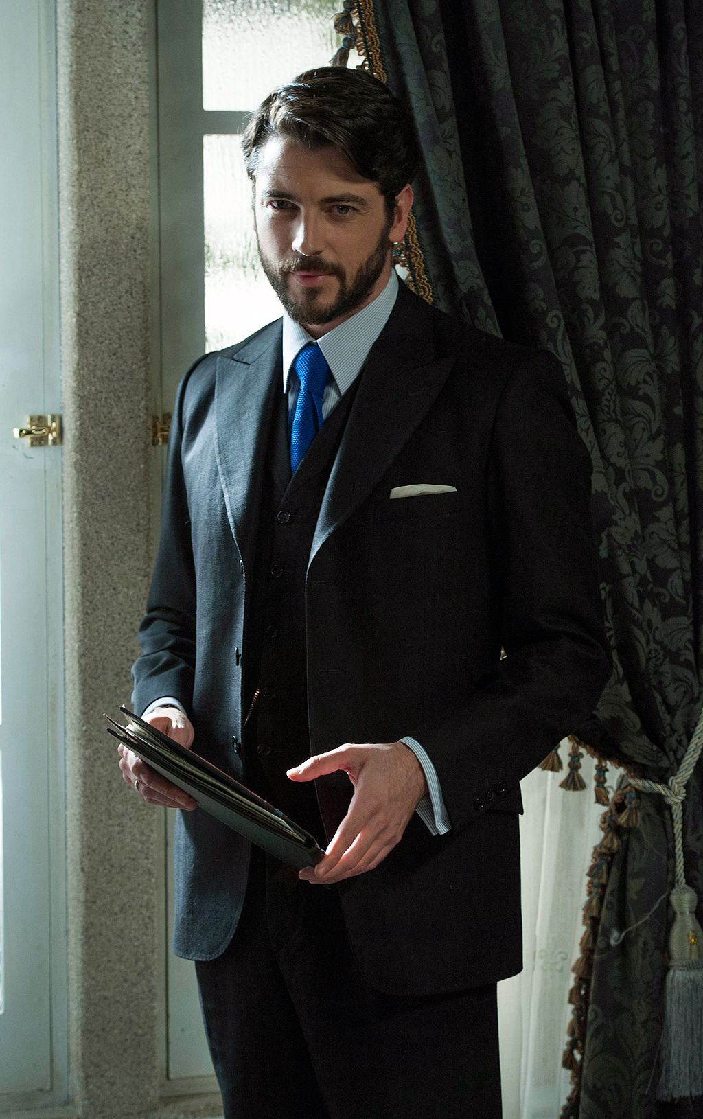 Dress shirt, Collar, Coat, Trousers, Suit trousers, Shirt, Textile, Standing, Suit, Outerwear, 