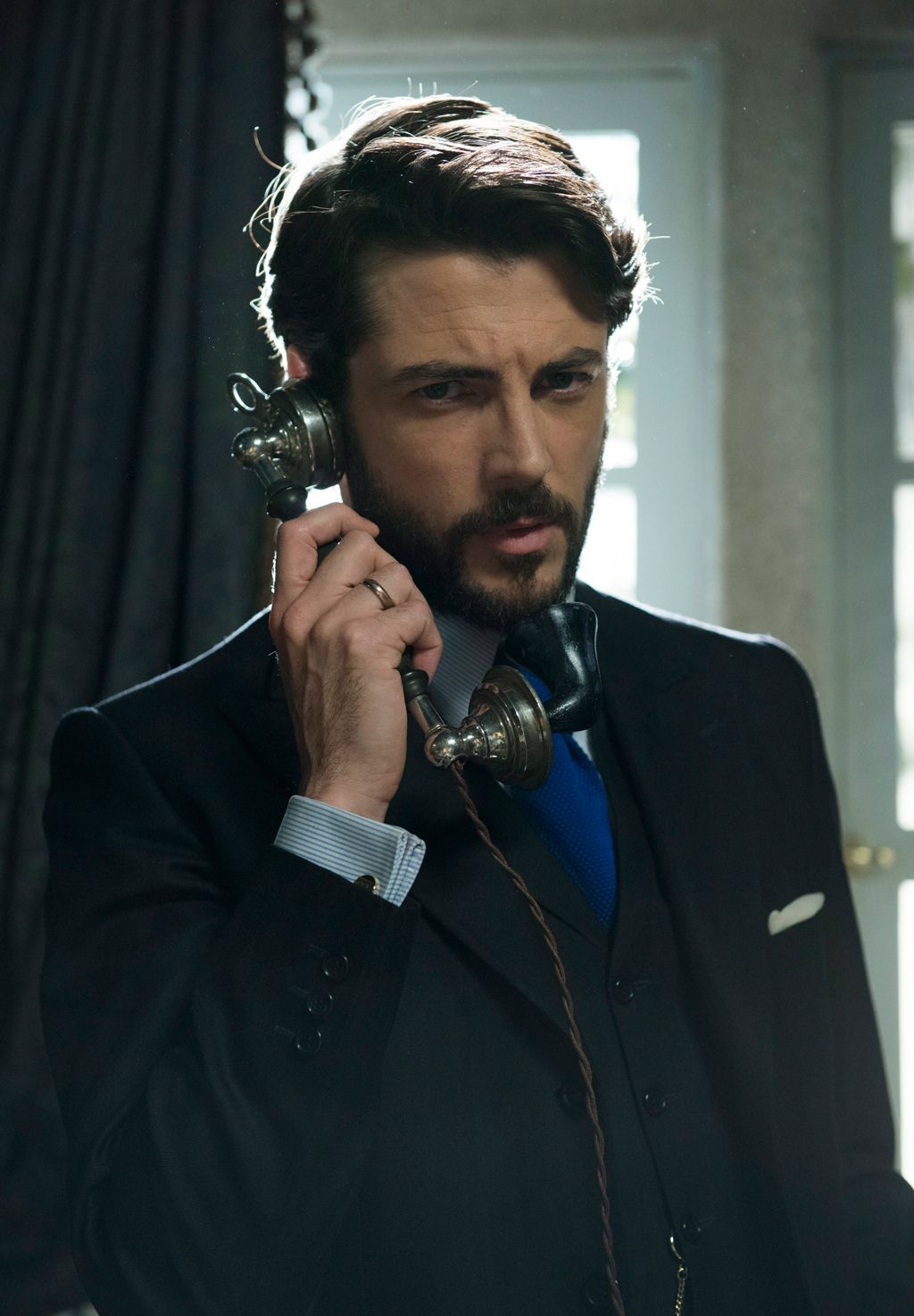 Audio equipment, Microphone, Collar, Jewellery, Electronic device, Outerwear, Facial hair, Formal wear, Technology, Music artist, 
