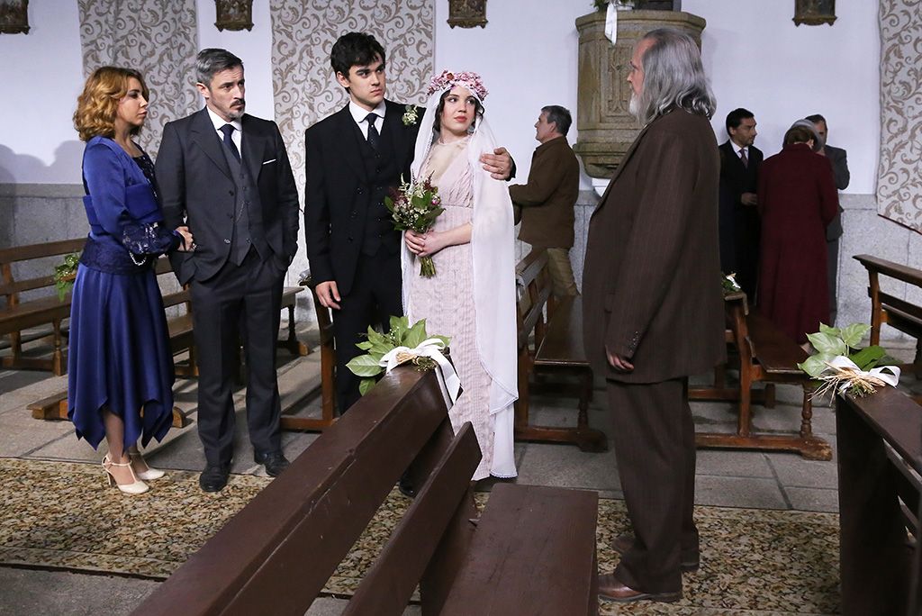Event, Trousers, Coat, Suit, Photograph, Dress, Outerwear, Standing, Formal wear, Ceremony, 