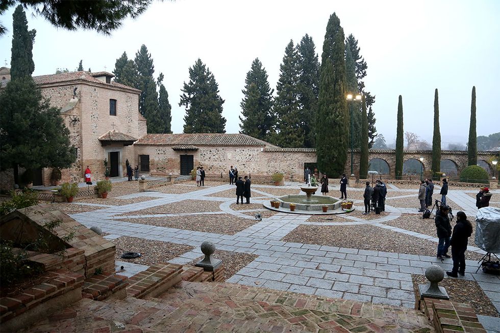 Building, Tourism, Tree, Architecture, Landscape, Courtyard, Historic site, Town square, Vacation, Ancient history, 