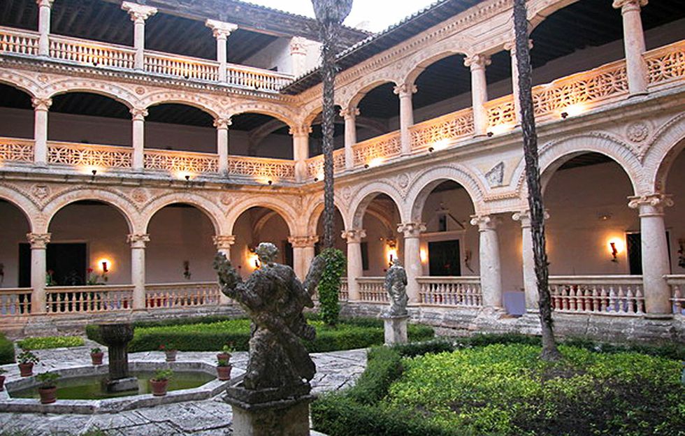 Plant, Architecture, Arch, Arcade, Palace, Courtyard, Column, Classical architecture, Mansion, Hacienda, 