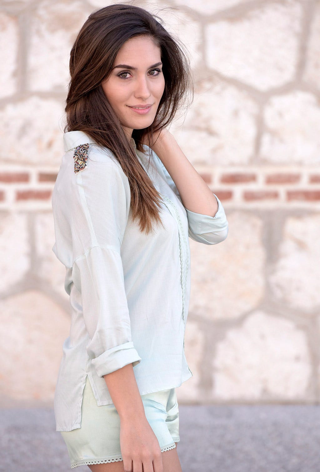 Lip, Sleeve, Skin, Shoulder, Hand, Joint, Street fashion, Beauty, Fashion model, Fashion, 