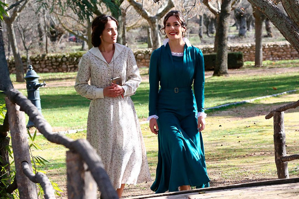 Coat, Dress, Woody plant, Teal, Spring, One-piece garment, Shade, Trunk, Park, Gown, 