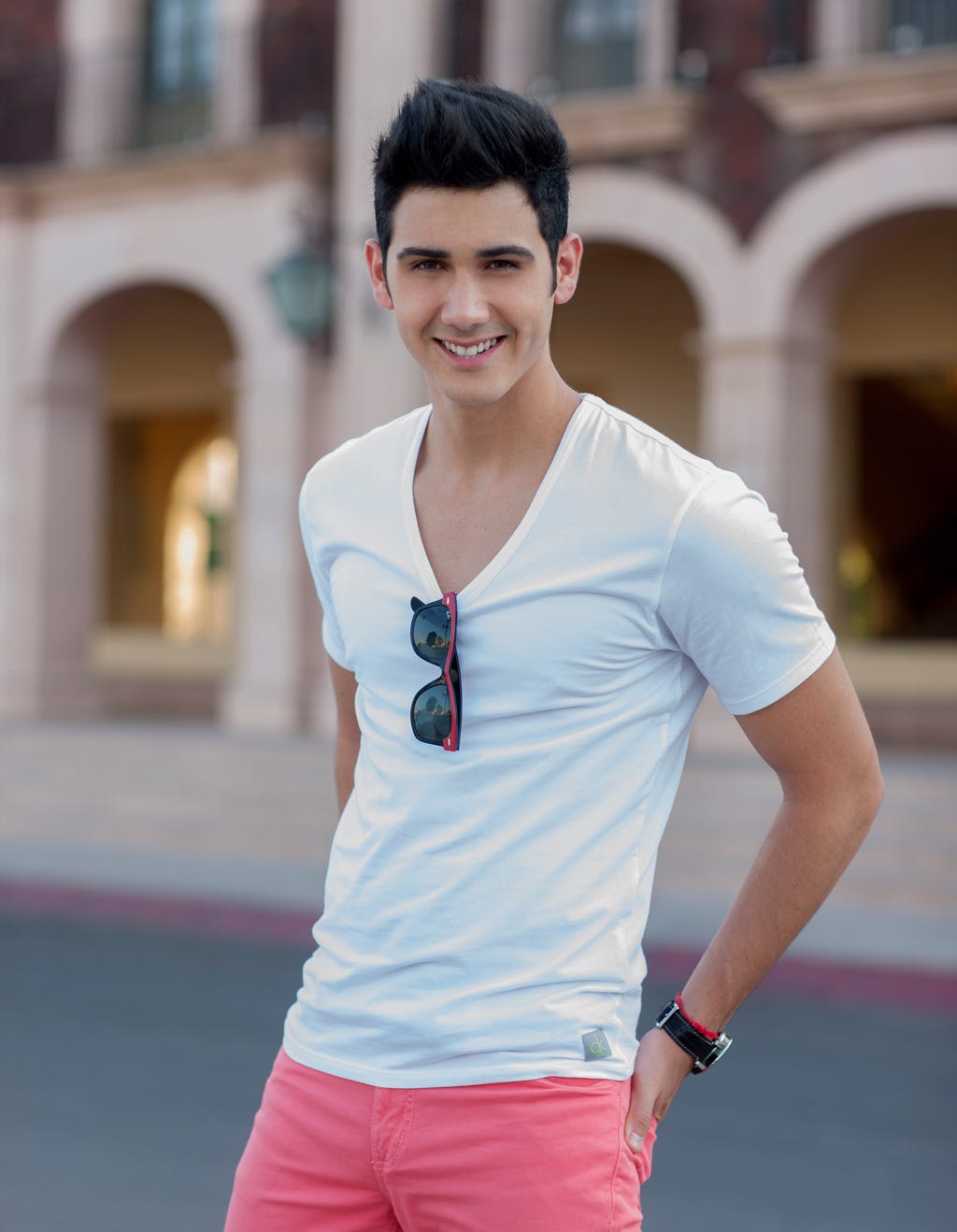 Product, Sleeve, Shoulder, Joint, Collar, White, Standing, Elbow, Active shorts, Street fashion, 