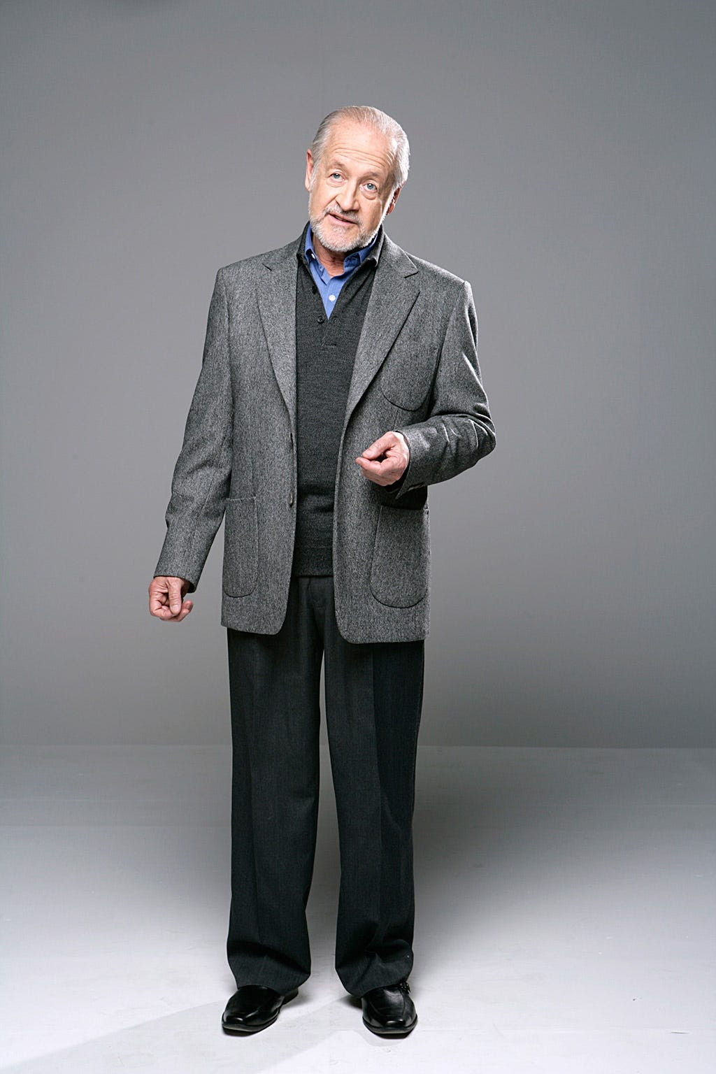 Clothing, Coat, Dress shirt, Collar, Sleeve, Trousers, Suit trousers, Shirt, Standing, Joint, 