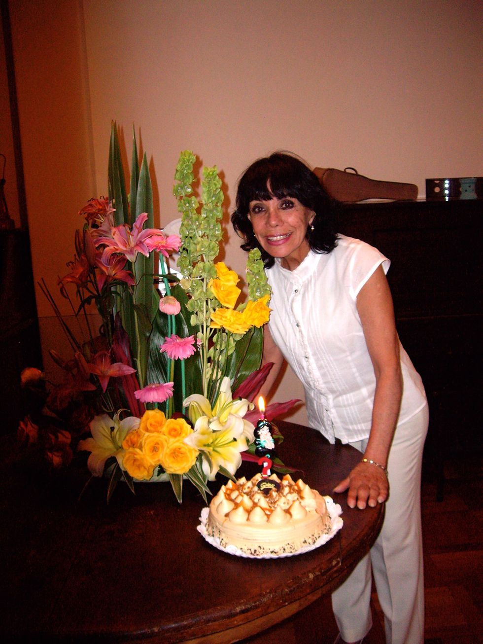 Cake, Bouquet, Flower, Sweetness, Dessert, Baked goods, Petal, Cuisine, Ingredient, Floristry, 