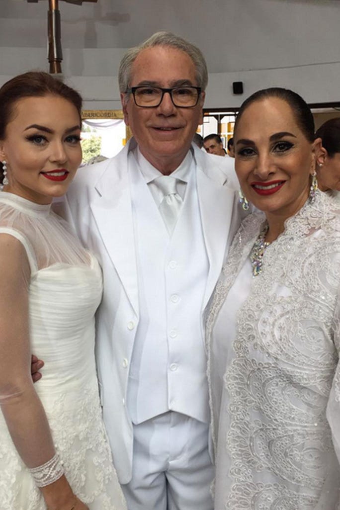 White, Fashion, Wedding dress, Dress, Gown, Beauty, Bridal clothing, Event, Haute couture, Fashion design, White, Fashion, Wedding dress, Dress, Gown, Beauty, Bridal clothing, Event, Haute couture, Fashion design,