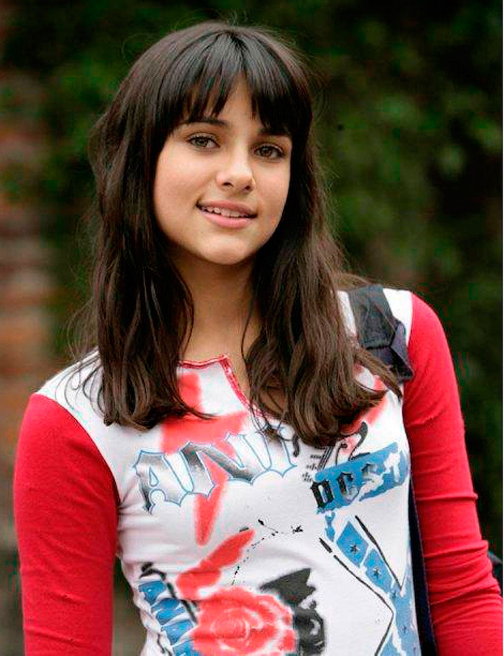 Hair, Beauty, Hairstyle, Smile, Bangs, Black hair, T-shirt, Cool, Brown hair, Photography, 