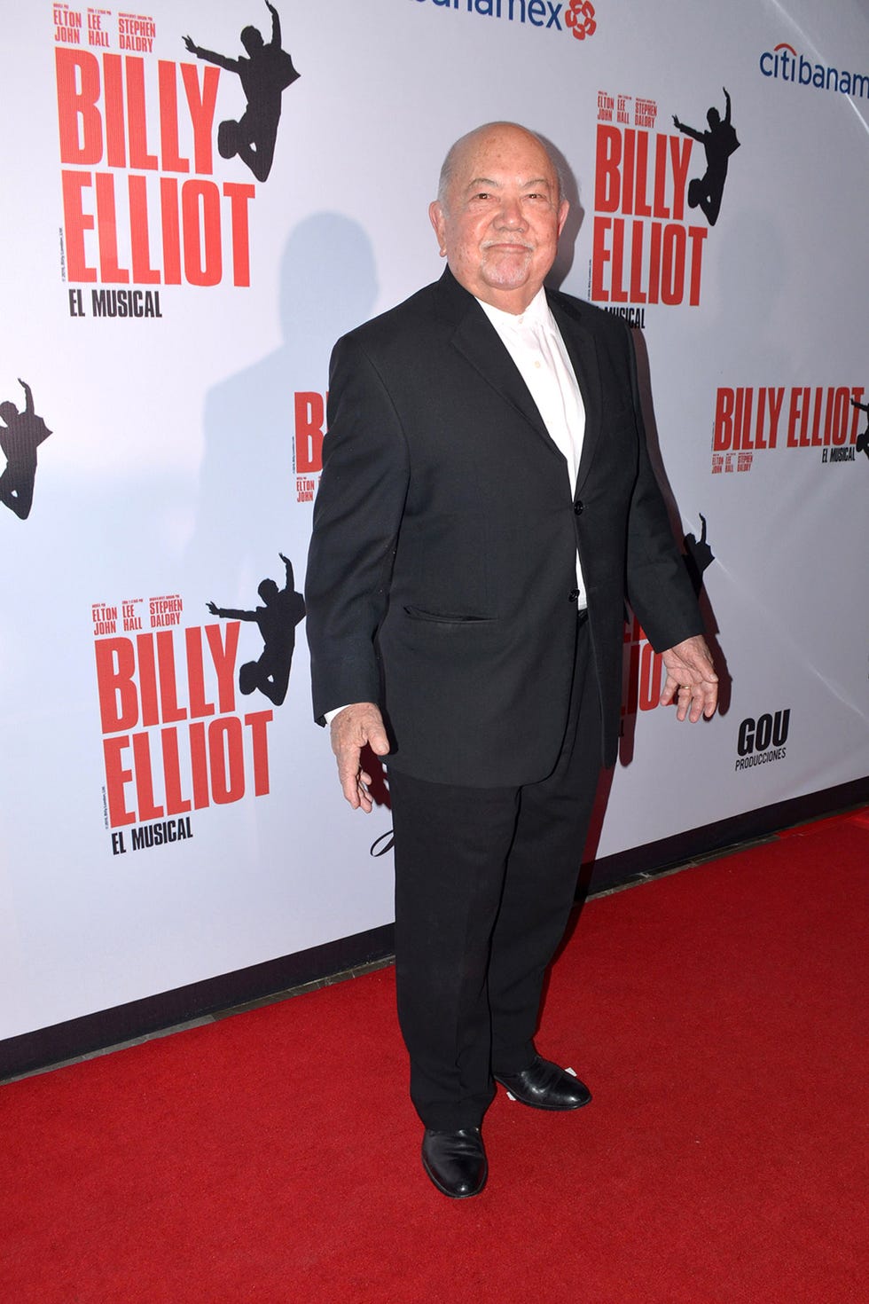 Carpet, Red carpet, Red, Premiere, Suit, Event, Tuxedo, Formal wear, Flooring, Fictional character, Carpet, Red carpet, Red, Premiere, Suit, Event, Tuxedo, Formal wear, Flooring, Fictional character,