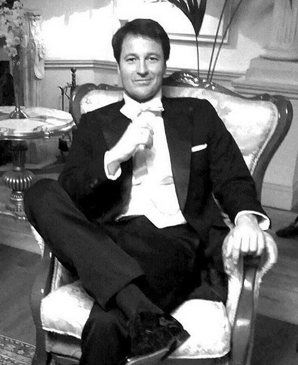 Sitting, Outerwear, Suit, Collar, Dress shirt, Formal wear, Style, Coat, Furniture, Comfort, 