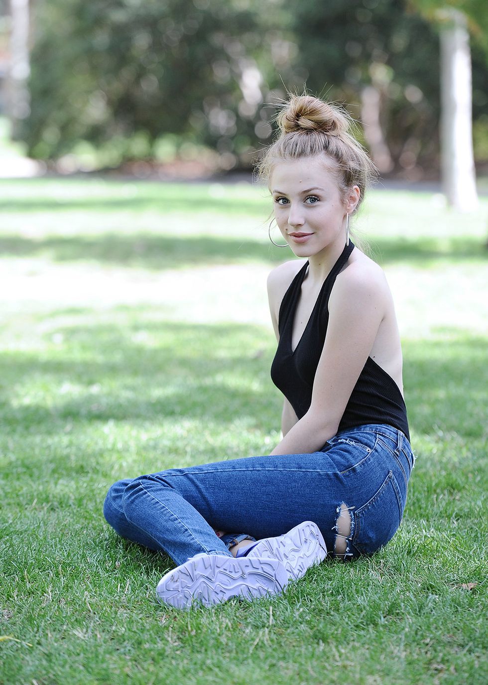 People in nature, Sitting, Photograph, Grass, Beauty, Blond, Photography, Jeans, Photo shoot, Leg, 