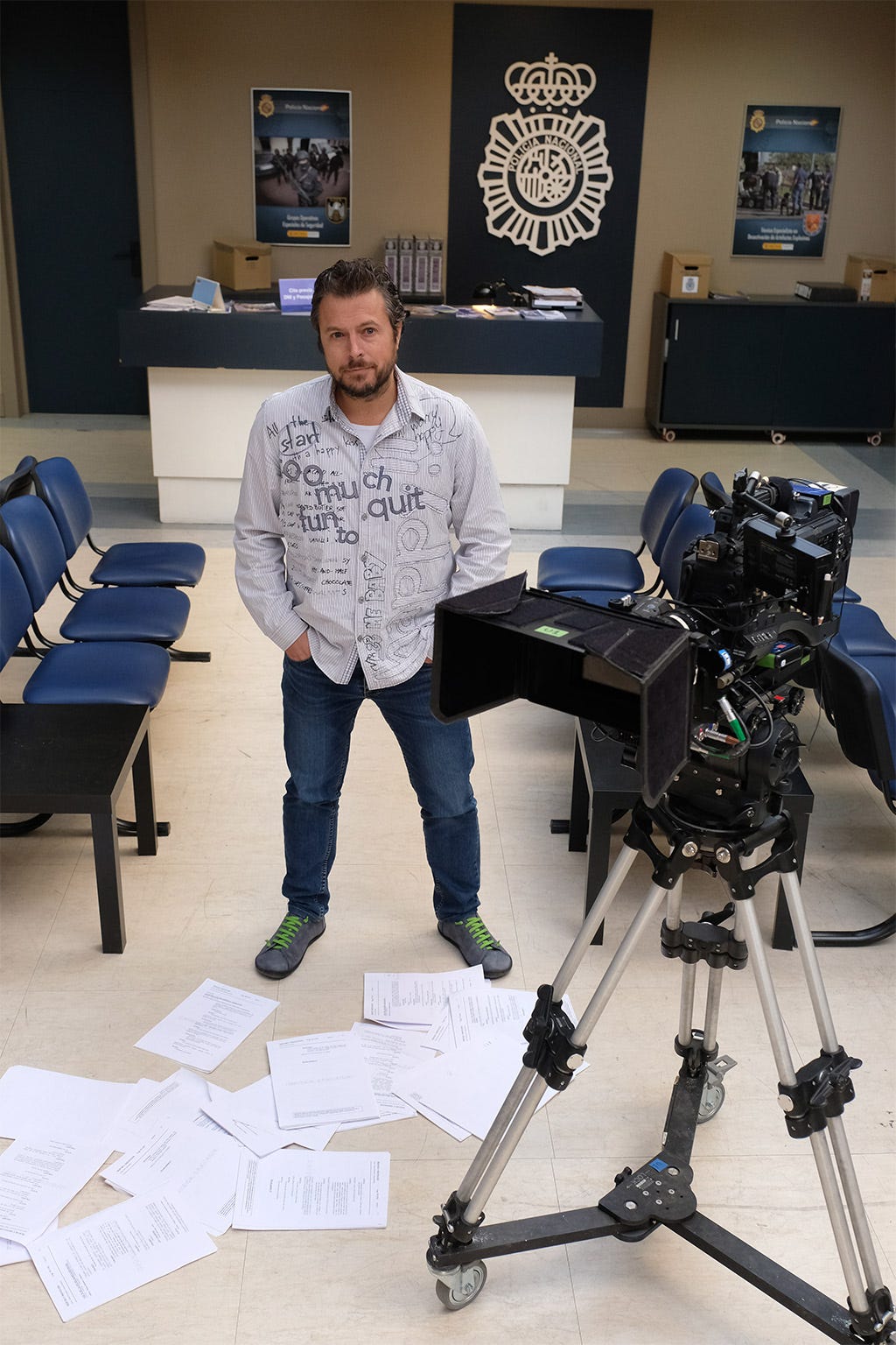 Camera operator, Tripod, Filmmaking, Television crew, Cinematographer, Cameras & optics, Film crew, Camera accessory, Videographer, Television studio, 