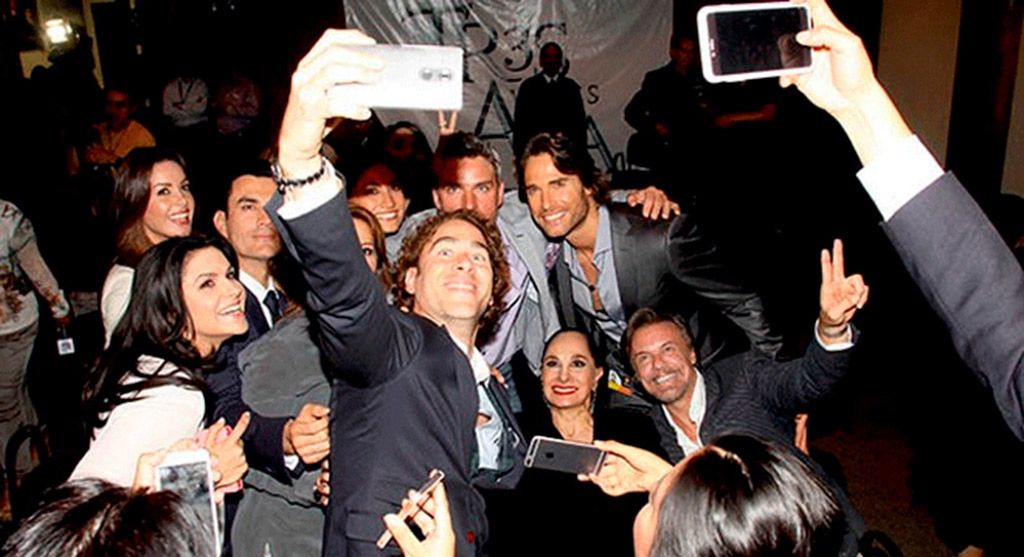 Selfie, Event, Crowd, Photography, Fun, Gesture, Audience, Bodyguard, 