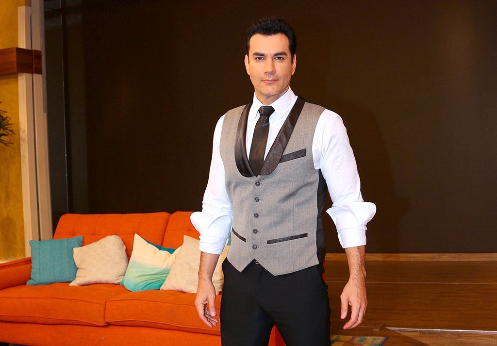 Suit, Clothing, Formal wear, Outerwear, Tie, Tuxedo, Blazer, Dress shirt, White-collar worker, 