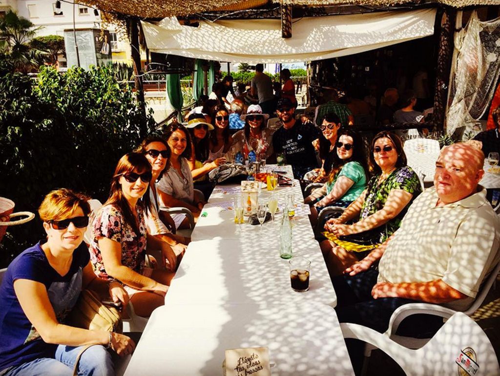 Eyewear, Sitting, Furniture, Table, Sunglasses, Drink, Restaurant, Sharing, Tableware, Tablecloth, 