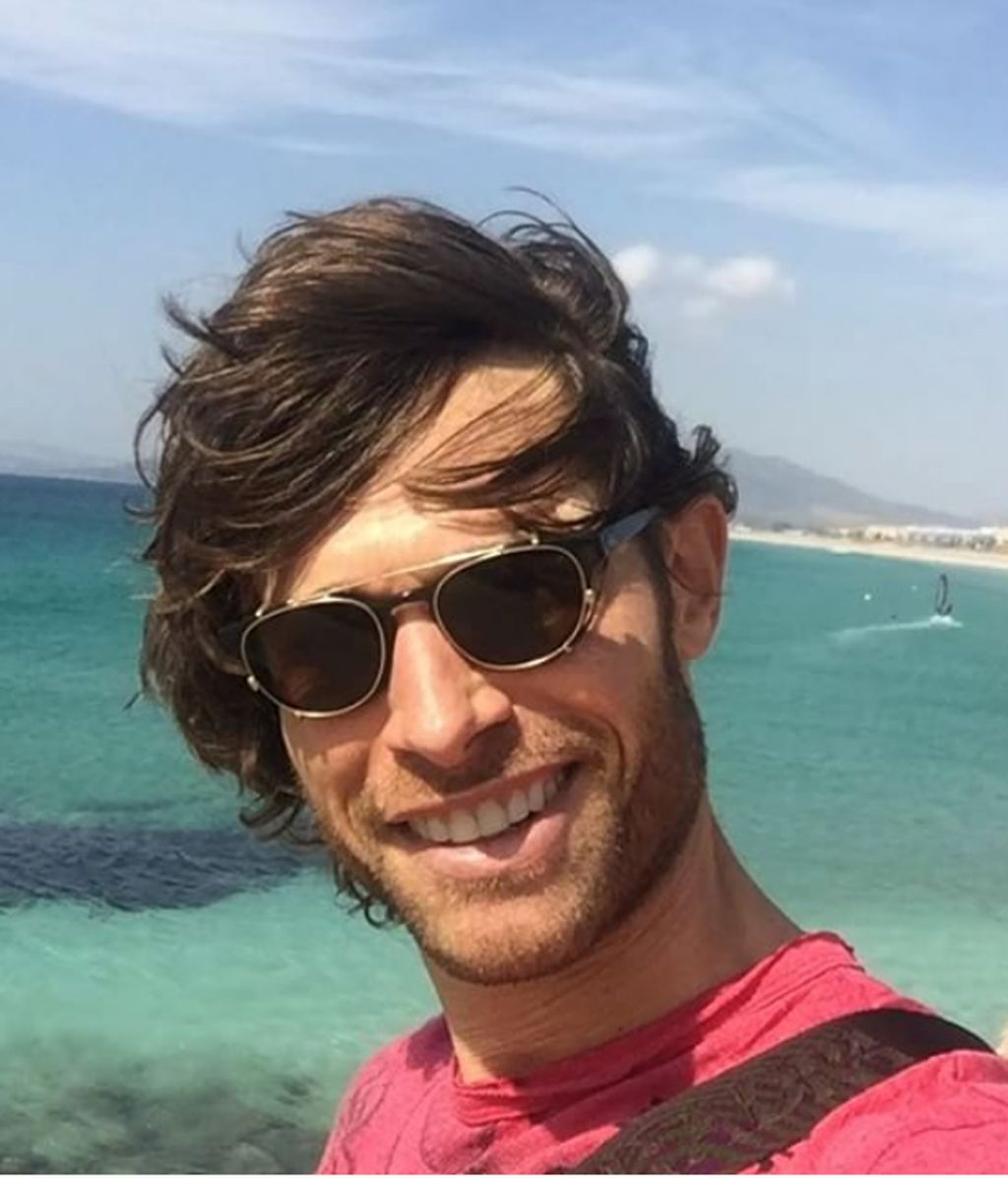 Eyewear, Body of water, Glasses, Vision care, Hairstyle, Facial hair, Chin, Coastal and oceanic landforms, Forehead, Tourism, 