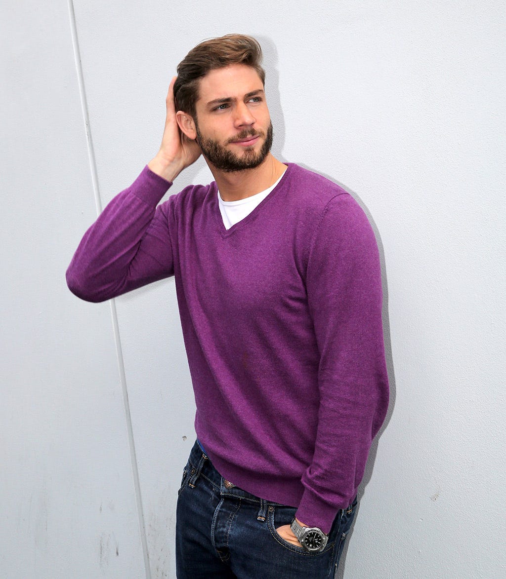 Cheek, Sleeve, Collar, Human body, Facial hair, Forehead, Denim, Jeans, Shoulder, Dress shirt, 