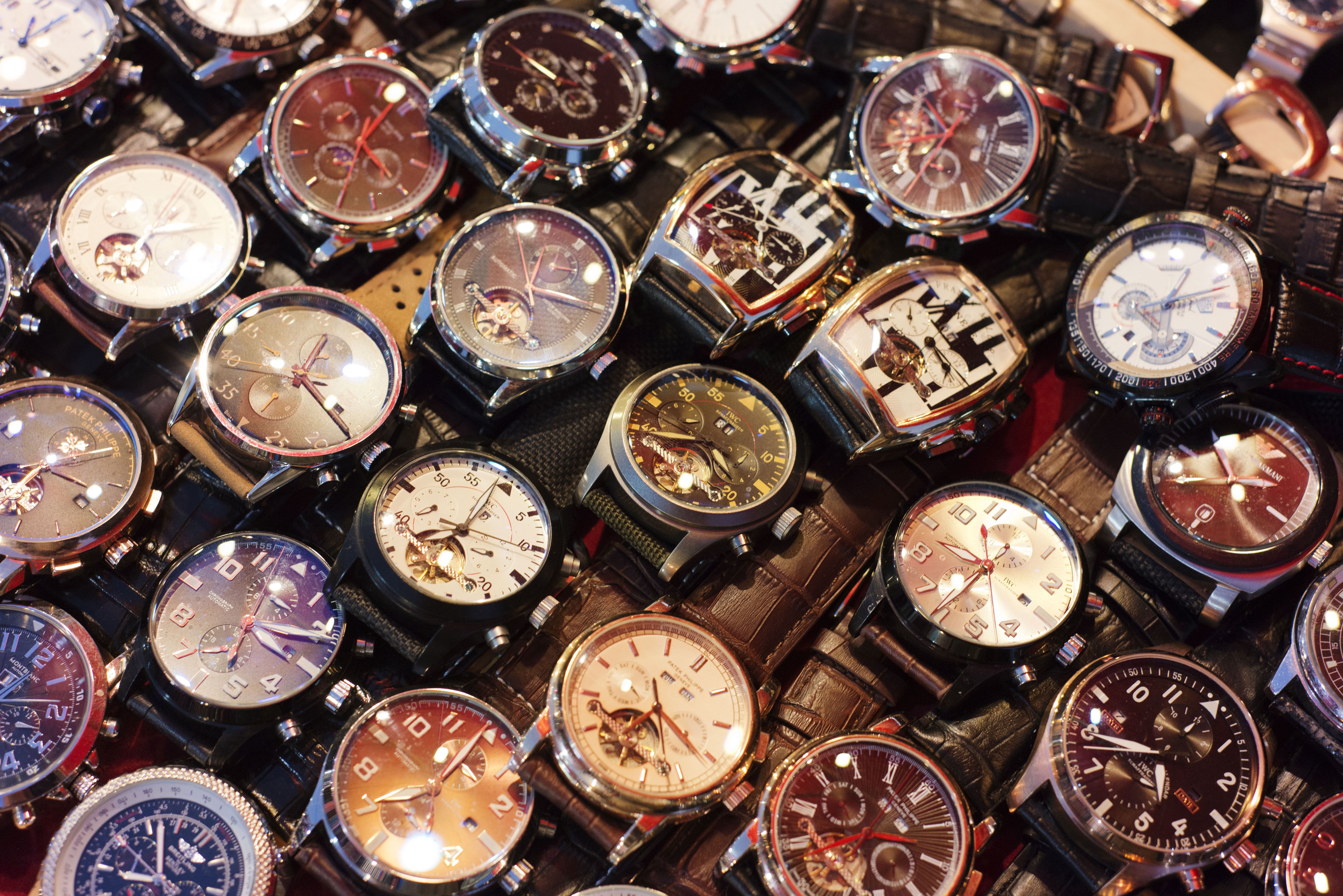Наручные часы маркет. Watch brands. Часы оптом. Картинка куча китайских поддельных часов. Watches sale.