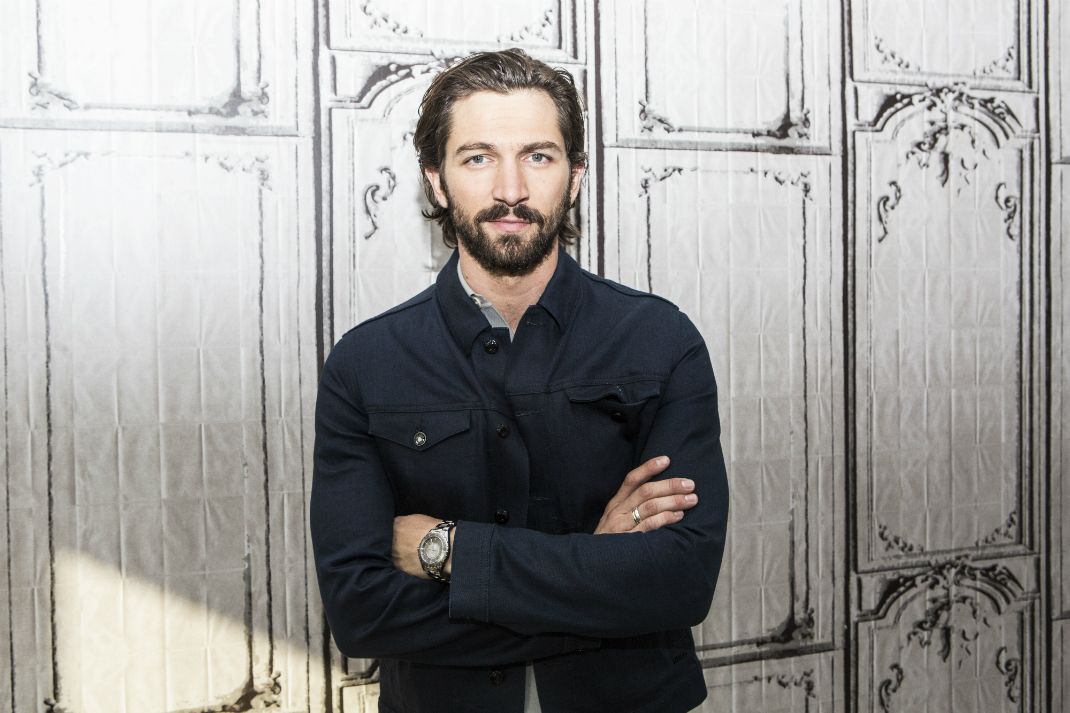 Michiel Huisman Likes Being Naked On Tv