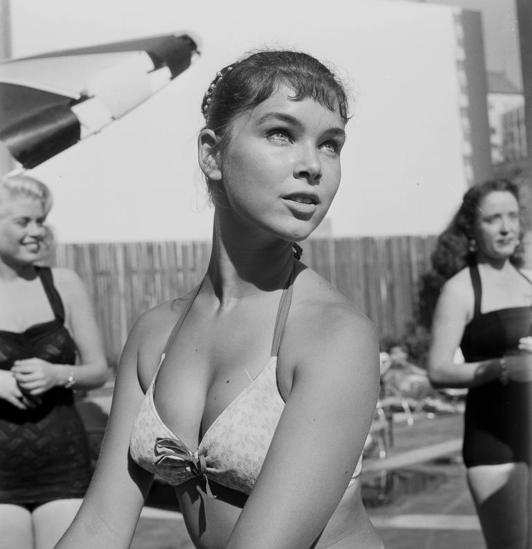 Remembering Batgirl Actress Yvonne Craig In 8 Stunning Photos 