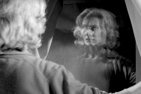 Carnaval das Almas (1962) O documentarista Herk Harvey capturou raios em uma garrafa no Carnival of Souls - seu único filme de longa metragem. O Carnaval segue um sobrevivente de acidente de carro enquanto ela vagueia vagamente em torno de uma cidade fantasma abandonada, tentando chamar a atenção de qualquer pessoa, a não ser uma misteriosa aparição de zumbi que assombra todos os seus movimentos. Filmado com um orçamento microscópico, o filme recria a vida após uma experiência de quase morte como um purgatório ilimitado. Atualmente disponível no Amazon Instant Video, no AMC, no Google Play, no Hulu Plus, no iTunes, no Vudu e no YouTube.