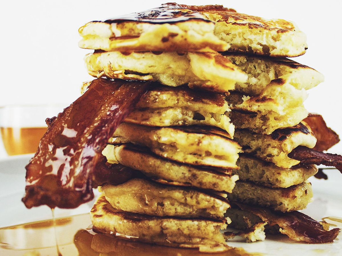 https://hips.hearstapps.com/esq.h-cdn.co/assets/16/19/1280x960/sd-aspect-1462851718-pancakes.jpg?resize=1200:*