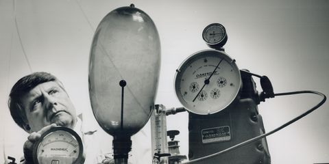 Light, Gauge, Still life photography, Gas, Circle, Monochrome, Monochrome photography, Cylinder, Measuring instrument, Black-and-white, 