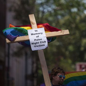 a cross that reads "in memory of pulse night club victims"
