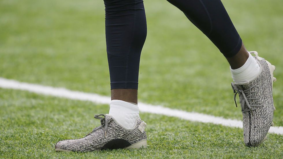 Check Out How This NFL Player Converts His Nike Football Cleats Into  Slippers •